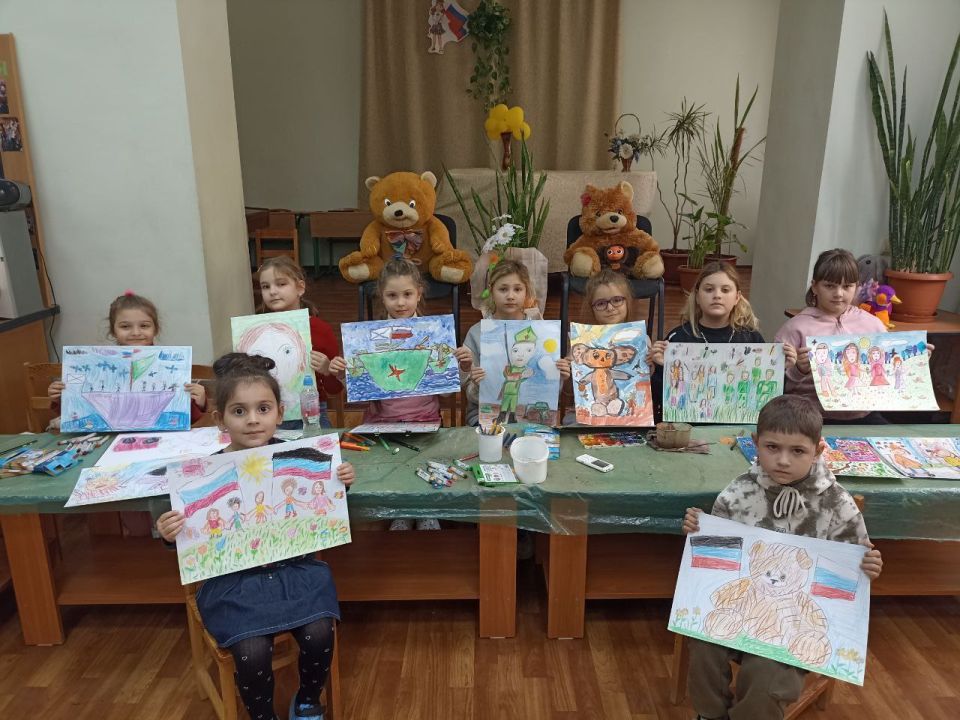 Для воспитанников детской железной дороги Донецкого филиала ФГУП «ЖДН» и участка дополнительного детского досуга прошедшая неделя выдалась особенно насыщенной и познавательной Для воспитанников детской железной дороги Донецкого филиала ФГУП «ЖДН» и участка дополнительного детского досуга прошедшая неделя выдалась особенно насыщенной и познавательной