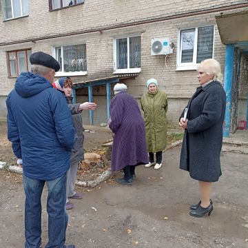 Светлана Тимофеева, начальник Амвросиевского территориального отдела, провела встречу с жителями улицы Молодежная города Амвросиевка