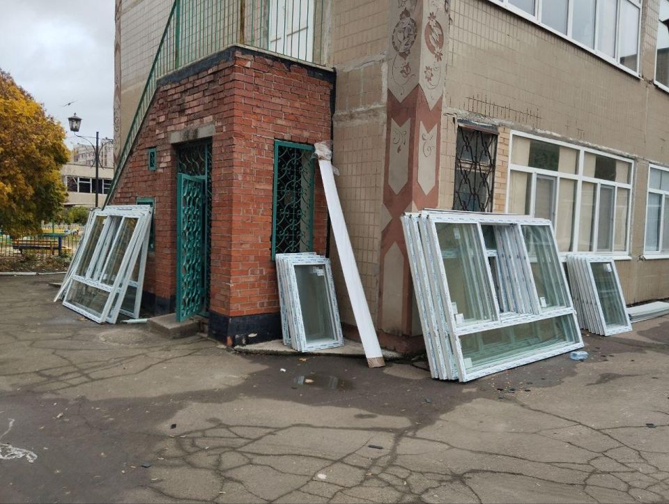 Нижегородские подрядчики приступили к частичной замене окон в детсаду № 1 Харцызска Нижегородские подрядчики приступили к частичной замене окон в детсаду № 1 Харцызска