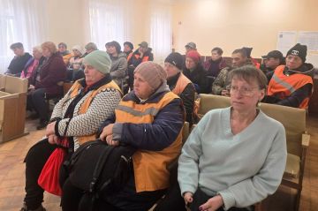 Сегодня, 5 ноября, первый заместитель главы администрации городского округа Дебальцево Максим Вельма встретился с трудовым коллективом Участка № 6 Енакиевского филиала единого регионального фонда по управлению МКД в...