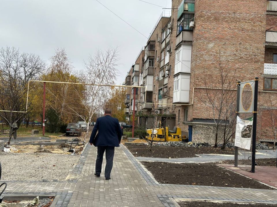 Денис Зубов: Администрацией городского округа Иловайск продолжаются работы по реализации мероприятия "благоустройство сквера в районе дома № 1 по переулку Театральный" Денис Зубов: Администрацией городского округа Иловайск продолжаются работы по реализации мероприятия "благоустройство сквера в районе дома № 1 по переулку Театральный"