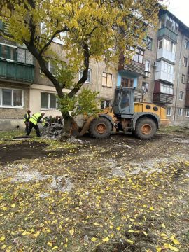 С заботой об округе.. На 05.11.2025 г. сотрудниками МУП "ЭКОС" выполнены следующие виды работ: Погрузка дорожного смета по ул. Лермонтова Уборка и погрузка шифера после демонтажа кровли по адресу: кв-л 102, д. 10...