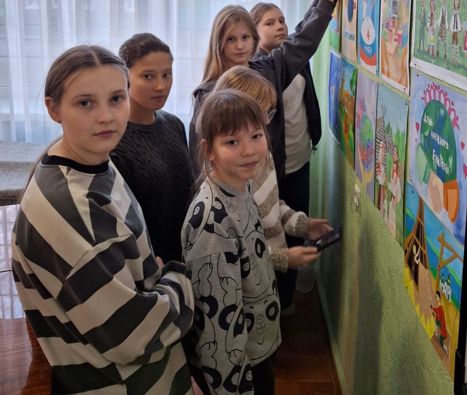 Выставка детского рисунка «В единстве наша сила» Выставка детского рисунка «В единстве наша сила»