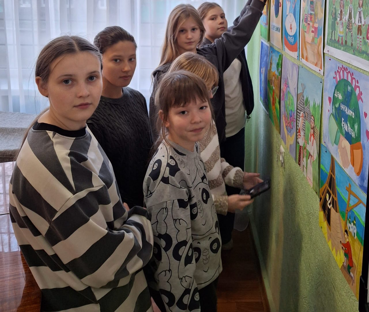 Выставка детского рисунка «В единстве наша сила» Выставка детского рисунка «В единстве наша сила»