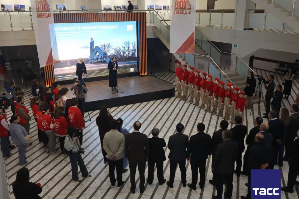 Фотографии из зоны СВО спецкора ТАСС Гянжеви Гаджибалаева представили на выставке "Донбасс в объективе ТАСС" в историческом парке "Россия - моя история" в Махачкале, сообщает корреспондент ТАСС Фотографии из зоны СВО спецкора ТАСС Гянжеви Гаджибалаева представили на выставке "Донбасс в объективе ТАСС" в историческом парке "Россия - моя история" в Махачкале, сообщает корреспондент ТАСС