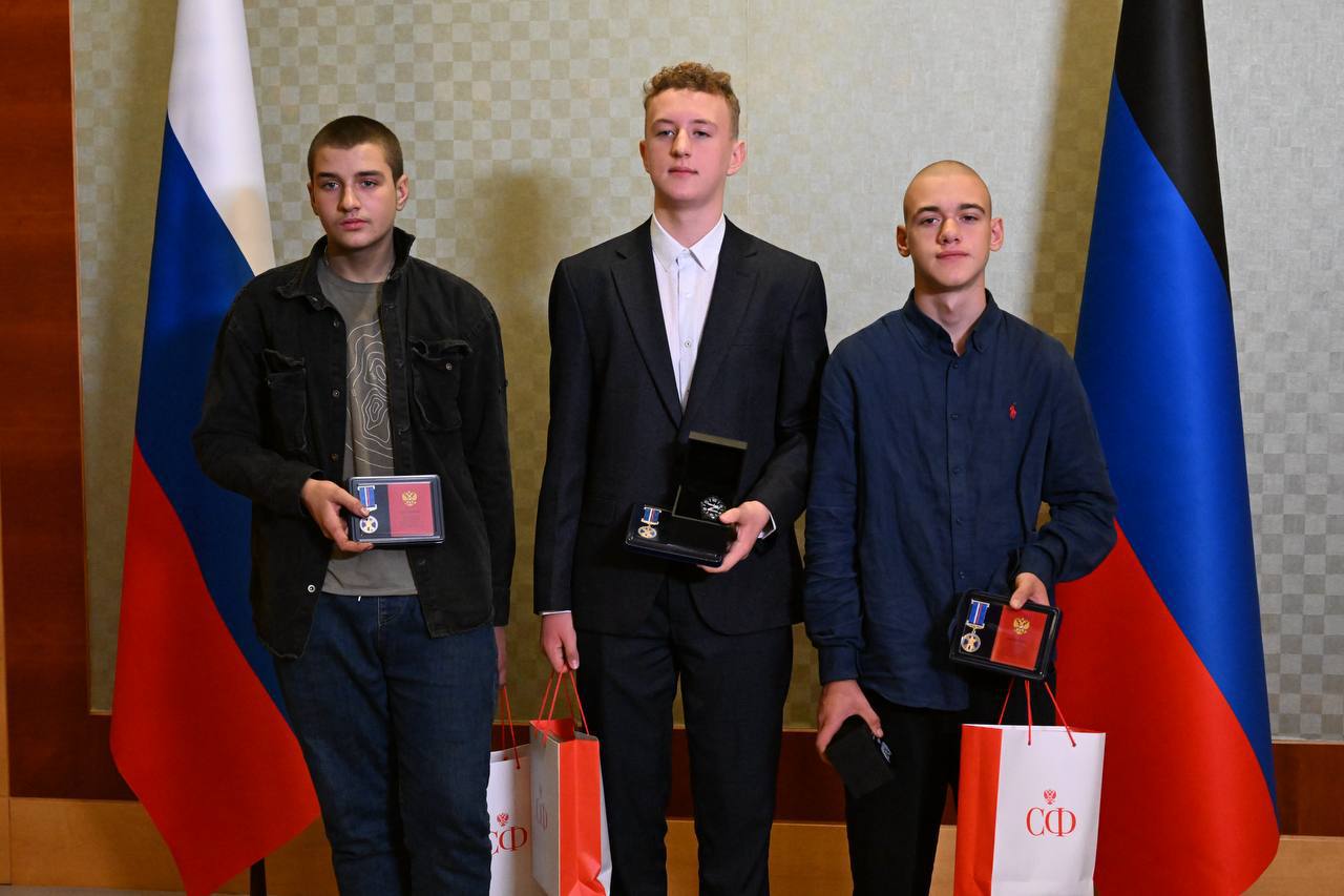 Наталья Никонорова: С Главой Республики Денисом Пушилиным вручили памятные медали Совета Федерации «За проявленное мужество» вам — нашим юным Героям Наталья Никонорова: С Главой Республики Денисом Пушилиным вручили памятные медали Совета Федерации «За проявленное мужество» вам — нашим юным Героям