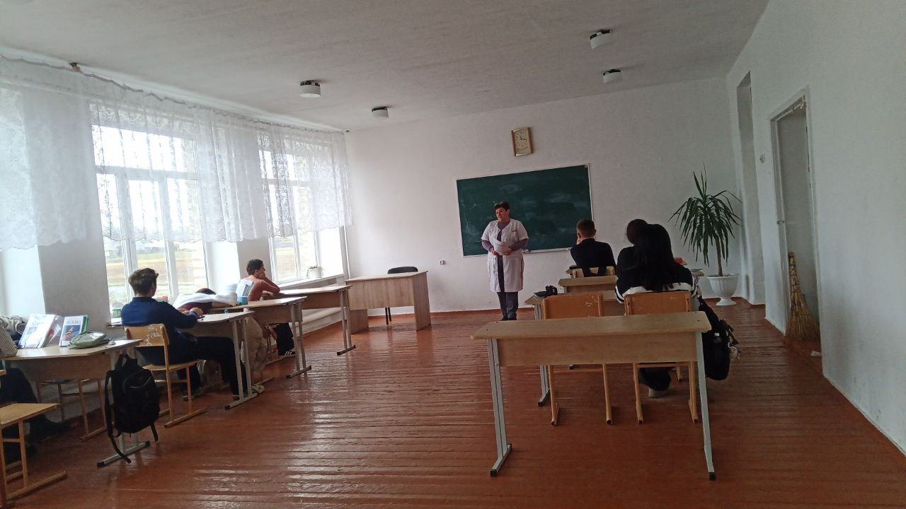 Медицинская сестра кабинета по оказанию медицинской помощи несовершеннолетним Свободненского ФП провела беседу с учащимися 9 класса и сотрудниками ГБОУ " Свободненская школа Тельмановского м.о. " на тему: " О преимуществах...