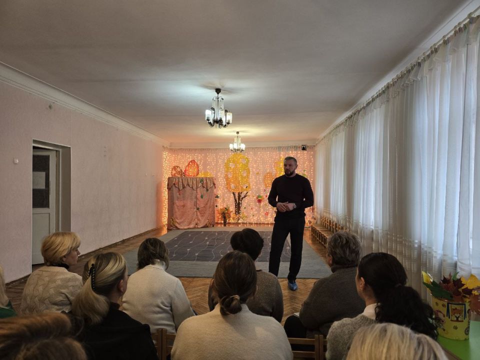 5 ноября спикер-активист Алексей Боршош провел встречу с трудовым коллективом Государственного казенного дошкольного образовательного учреждения «Детский сад № 119 общеразвивающего вида городского округа Макеевка» Донецкой... 5 ноября спикер-активист Алексей Боршош провел встречу с трудовым коллективом Государственного казенного дошкольного образовательного учреждения «Детский сад № 119 общеразвивающего вида городского округа Макеевка» Донецкой...