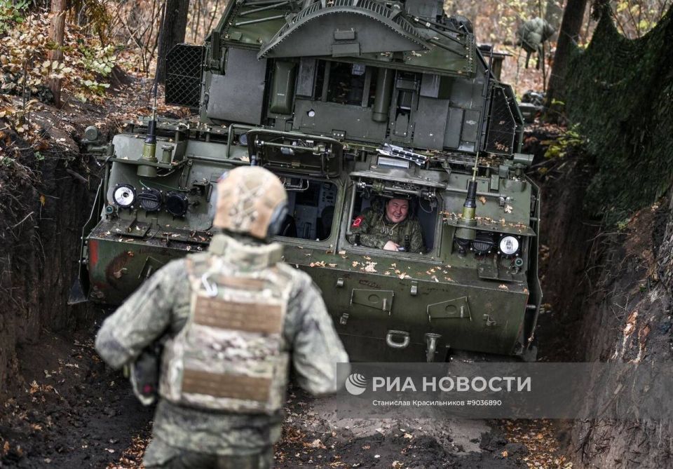 Боевое дежурство расчёта ЗРК "Тор-М2" группировки войск "Центр" на покровском направлении Боевое дежурство расчёта ЗРК "Тор-М2" группировки войск "Центр" на покровском направлении