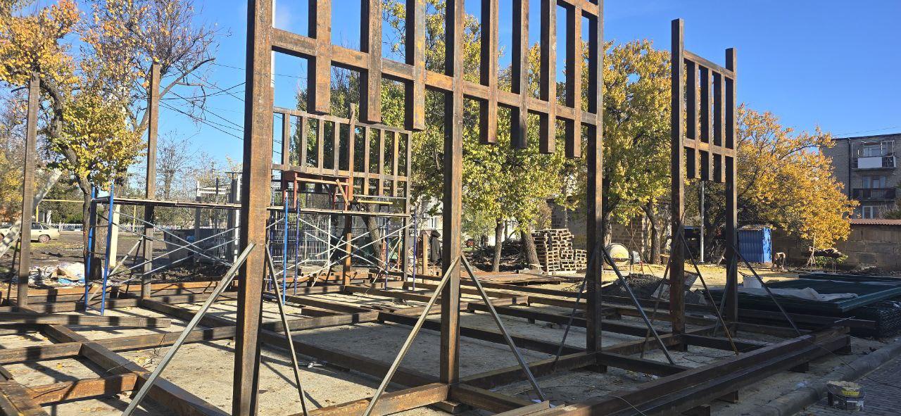 Якутия продолжает возведение уличной сцены у Дома детского и юношеского творчества в Докучаевске Якутия продолжает возведение уличной сцены у Дома детского и юношеского творчества в Докучаевске