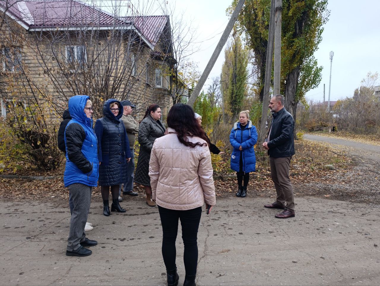 Сегодня, 6 ноября в Червоногвардейском районе прошла встреча депутата Макеевского городского совета ДНР первого созыва Игоря Сепика с жителями жилого массива Восточный по адресу: переулок Авиационный, д. 9/2 Сегодня, 6 ноября в Червоногвардейском районе прошла встреча депутата Макеевского городского совета ДНР первого созыва Игоря Сепика с жителями жилого массива Восточный по адресу: переулок Авиационный, д. 9/2