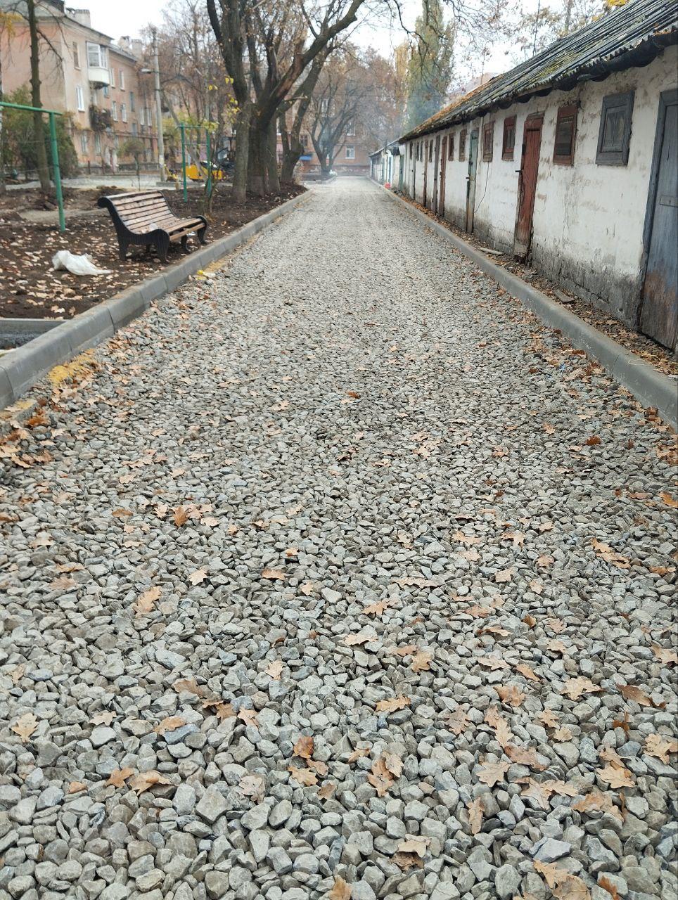 В Харцызске обновляют дворы при поддержке Нижегородской области