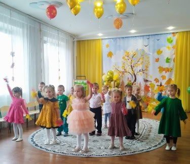 Ходила осень… Смеялась звонко, Листву раскрасив для детворы Ходила осень… Смеялась звонко, Листву раскрасив для детворы