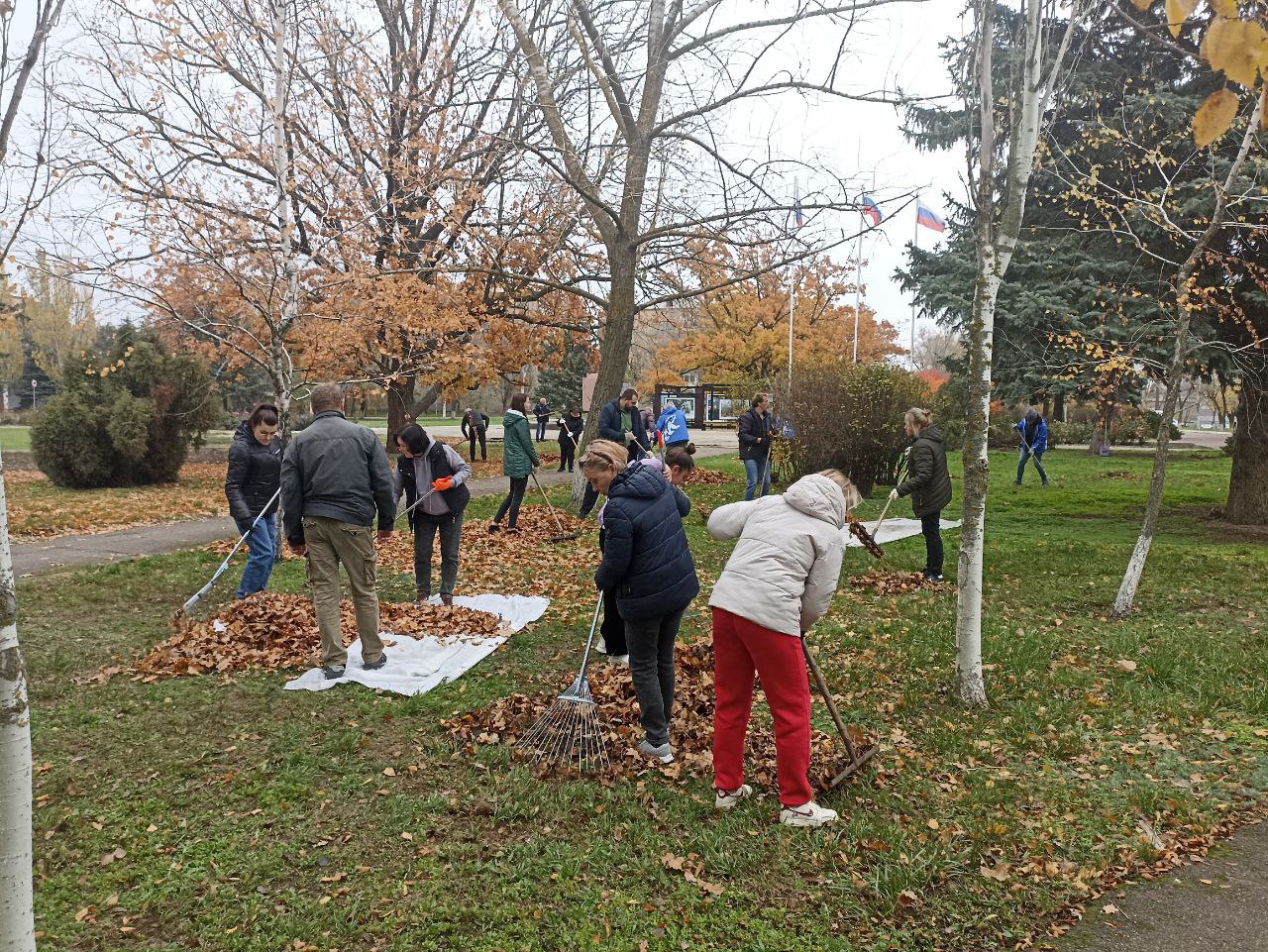 Василий Овчаров: Во исполнение поручений Главы нашей Республики Дениса Пушилина, в рамках партийного проекта "Единой России" «Чистая страна» коллектив Администрации округа принял участие в субботнике Василий Овчаров: Во исполнение поручений Главы нашей Республики Дениса Пушилина, в рамках партийного проекта "Единой России" «Чистая страна» коллектив Администрации округа принял участие в субботнике