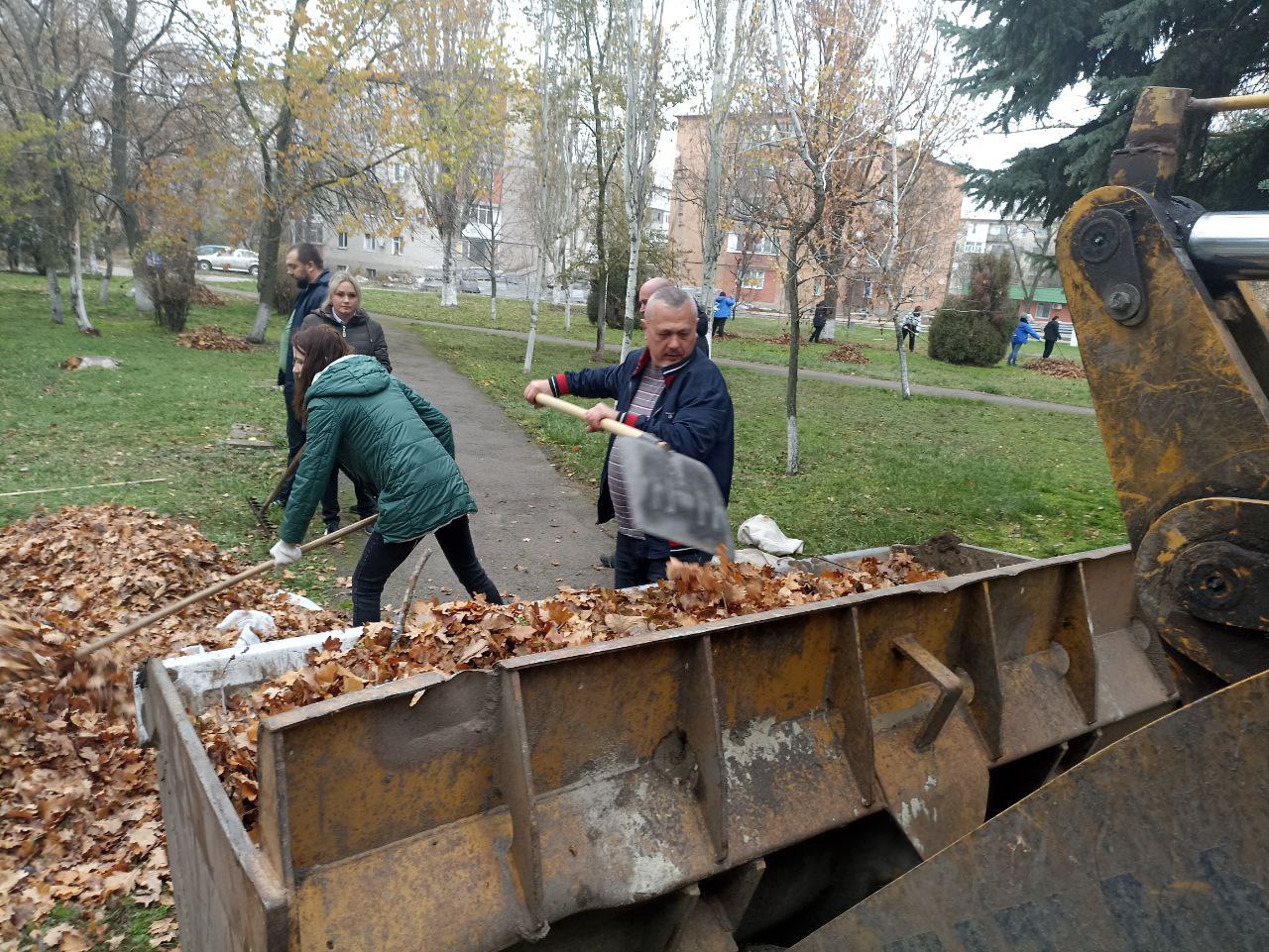 Василий Овчаров: Во исполнение поручений Главы нашей Республики Дениса Пушилина, в рамках партийного проекта "Единой России" «Чистая страна» коллектив Администрации округа принял участие в субботнике Василий Овчаров: Во исполнение поручений Главы нашей Республики Дениса Пушилина, в рамках партийного проекта "Единой России" «Чистая страна» коллектив Администрации округа принял участие в субботнике