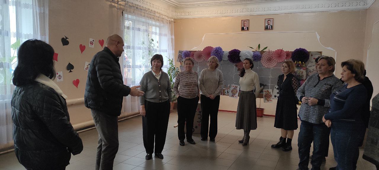 Сегодня, 6 ноября, заместитель главы Администрации городского округа Макеевка Евгений Марченко провел встречу с жителями района на подведомственной территории Государственного бюджетного профессионального образовательного... Сегодня, 6 ноября, заместитель главы Администрации городского округа Макеевка Евгений Марченко провел встречу с жителями района на подведомственной территории Государственного бюджетного профессионального образовательного...