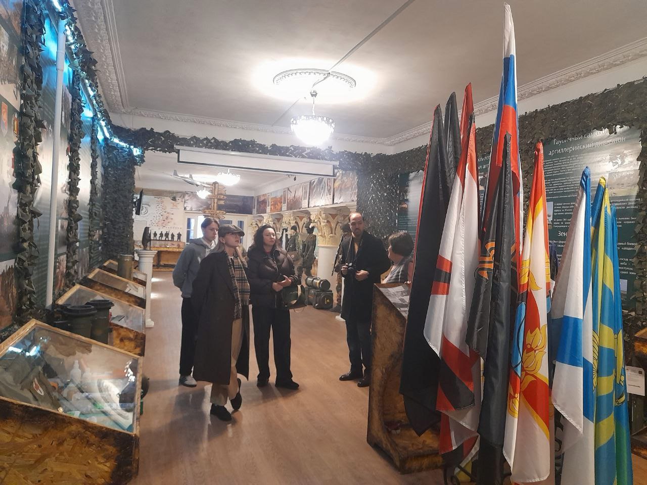 Артисты театра почтили память героев Донбасса Артисты театра почтили память героев Донбасса