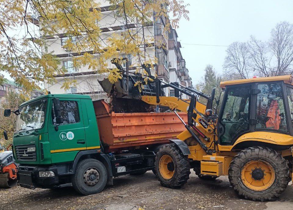 Сотрудники МУП "Мариупольавтодор" осуществляют благоустройство территории Ильичевского района Сотрудники МУП "Мариупольавтодор" осуществляют благоустройство территории Ильичевского района