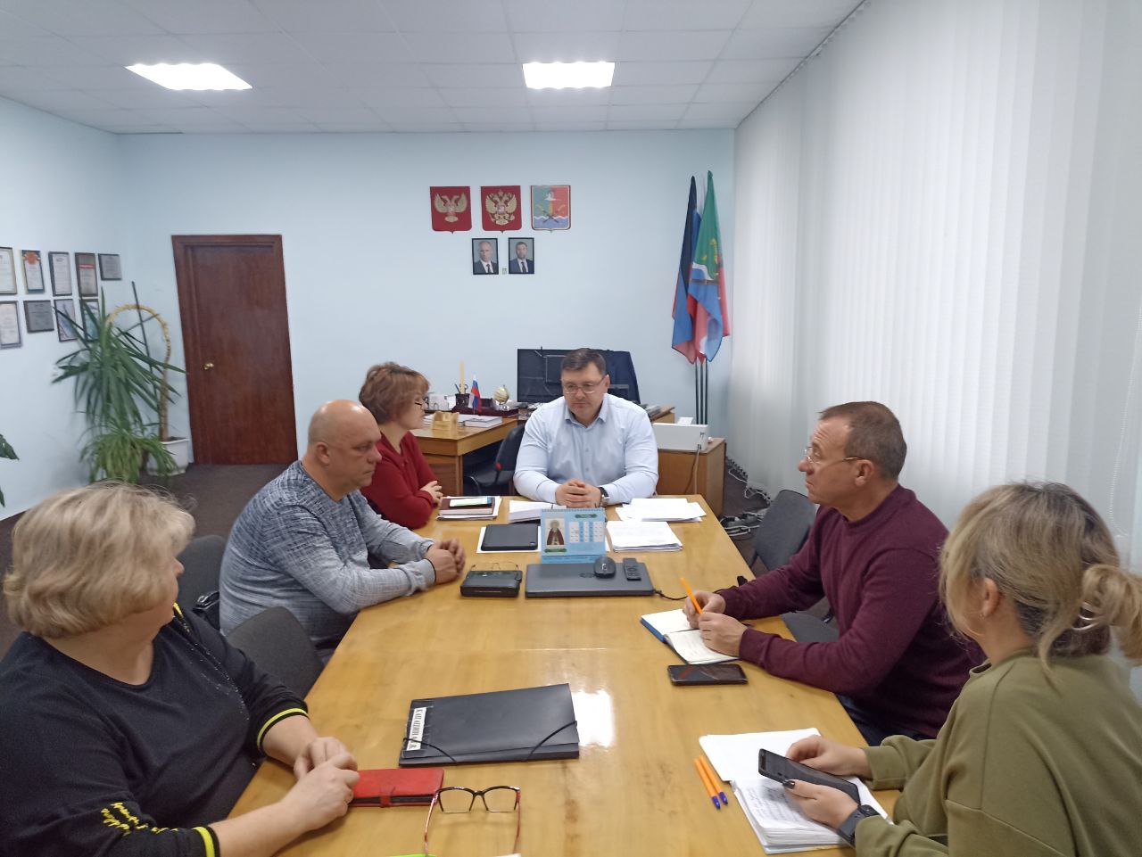 Василий Овчаров: Сегодня, 6 ноября, провел оперативное совещание по рабочим вопросам с участием заместителей Главы и руководителей структурных подразделений Администрации округа