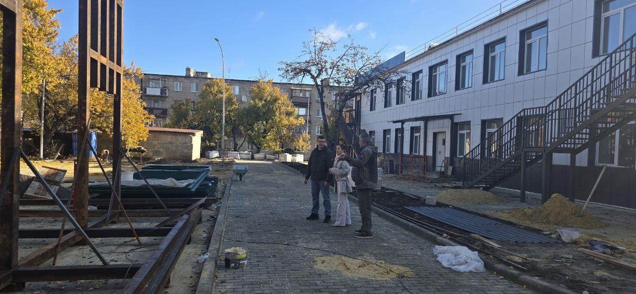 Якутия продолжает возведение уличной сцены у Дома детского и юношеского творчества в Докучаевске Якутия продолжает возведение уличной сцены у Дома детского и юношеского творчества в Докучаевске