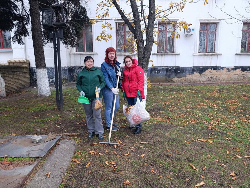 В рамках партпроекта Единой России «Чистая страна» сотрудники организаций и учреждений города поучаствовали в уборке закрепленных территорий В рамках партпроекта Единой России «Чистая страна» сотрудники организаций и учреждений города поучаствовали в уборке закрепленных территорий