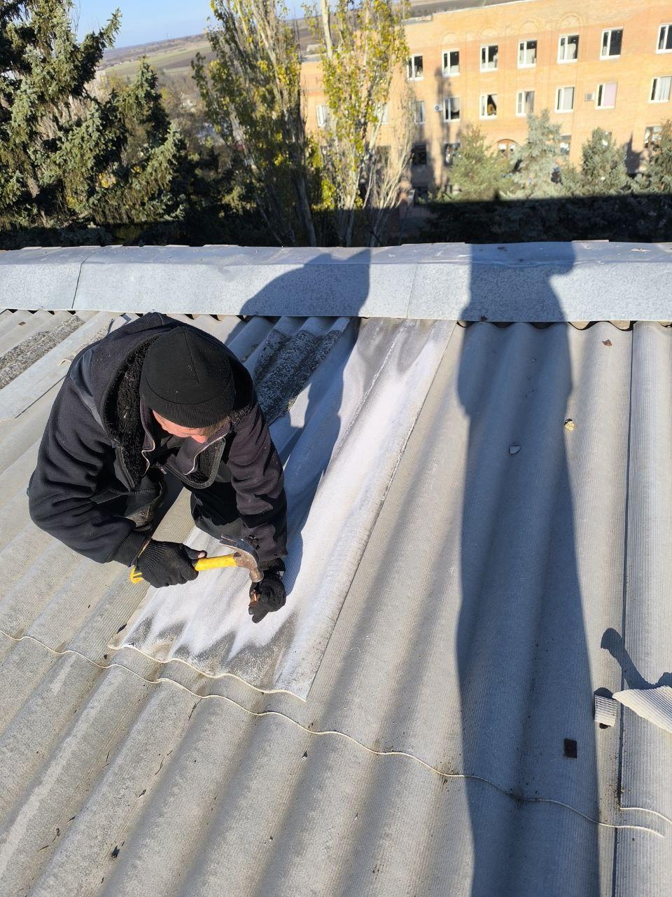Аварийная бригада Бурятии проводит ремонт кровель МКД в Старобешевском округе
