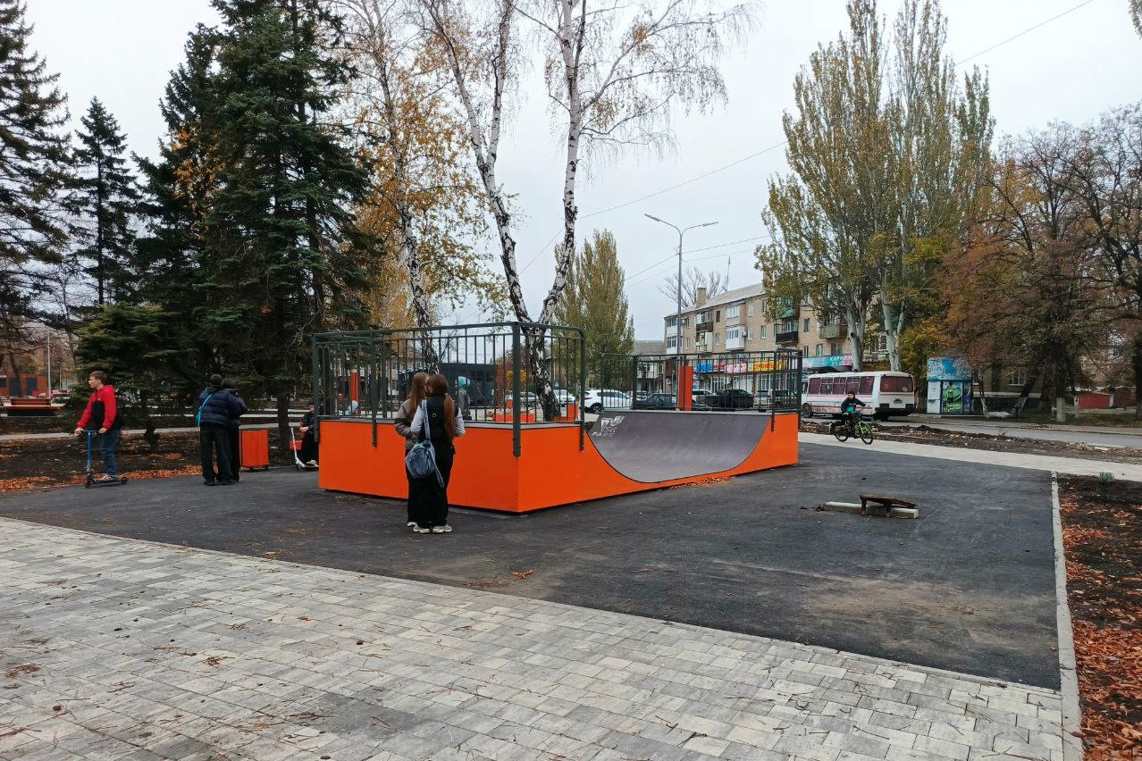 Александр Шатов: В Шахтерске продолжаются работы по благоустройству сквера Александр Шатов: В Шахтерске продолжаются работы по благоустройству сквера