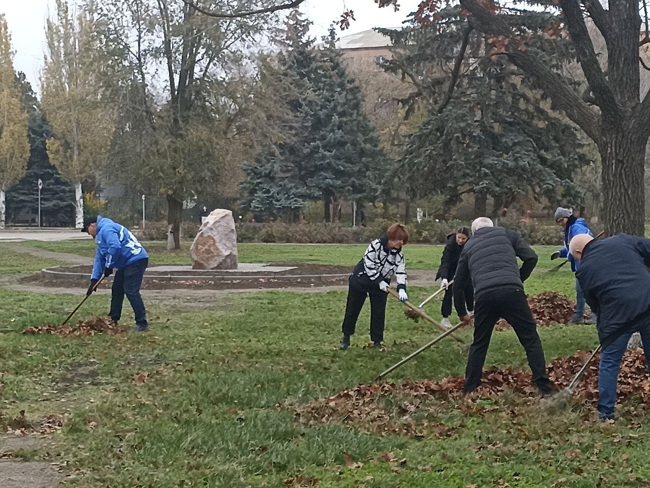Василий Овчаров: Во исполнение поручений Главы нашей Республики Дениса Пушилина, в рамках партийного проекта "Единой России" «Чистая страна» коллектив Администрации округа принял участие в субботнике