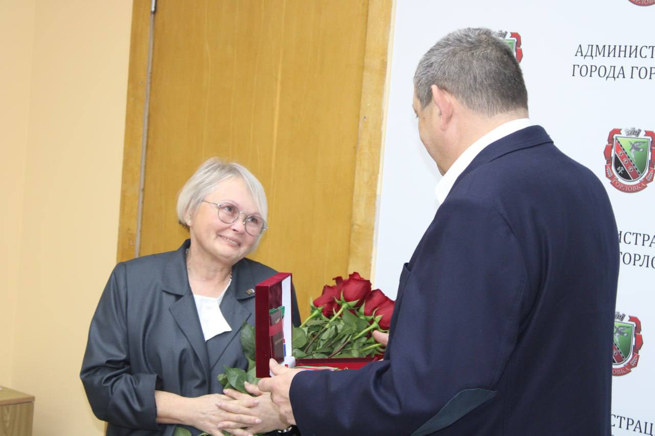 В Горловке присвоили звание почетного гражданина города Ирине Джеломановой В Горловке присвоили звание почетного гражданина города Ирине Джеломановой