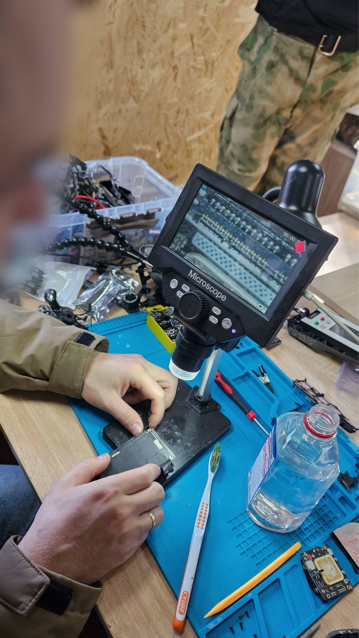 Работа технических специалистов по обслуживанию и ремонту разведывательных дронов