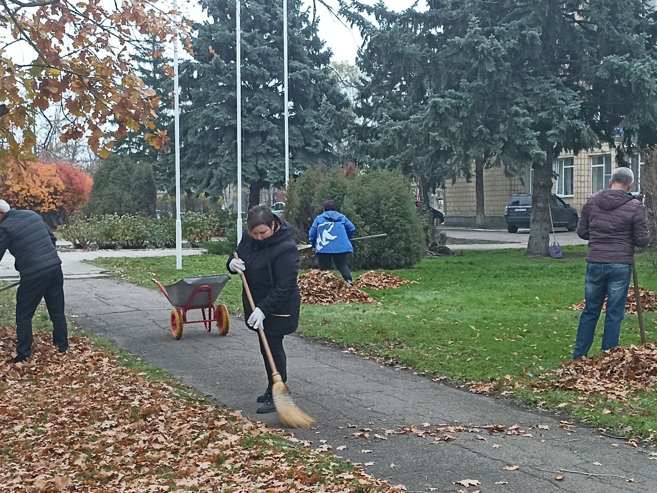 Василий Овчаров: Во исполнение поручений Главы нашей Республики Дениса Пушилина, в рамках партийного проекта "Единой России" «Чистая страна» коллектив Администрации округа принял участие в субботнике Василий Овчаров: Во исполнение поручений Главы нашей Республики Дениса Пушилина, в рамках партийного проекта "Единой России" «Чистая страна» коллектив Администрации округа принял участие в субботнике