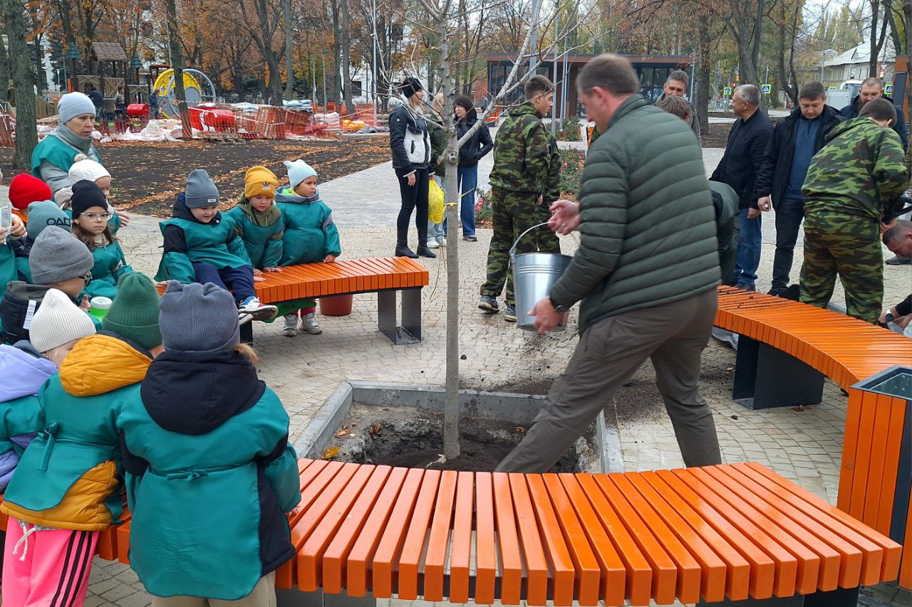 Александр Шатов: В Шахтерске высадили деревья в городском сквере Александр Шатов: В Шахтерске высадили деревья в городском сквере