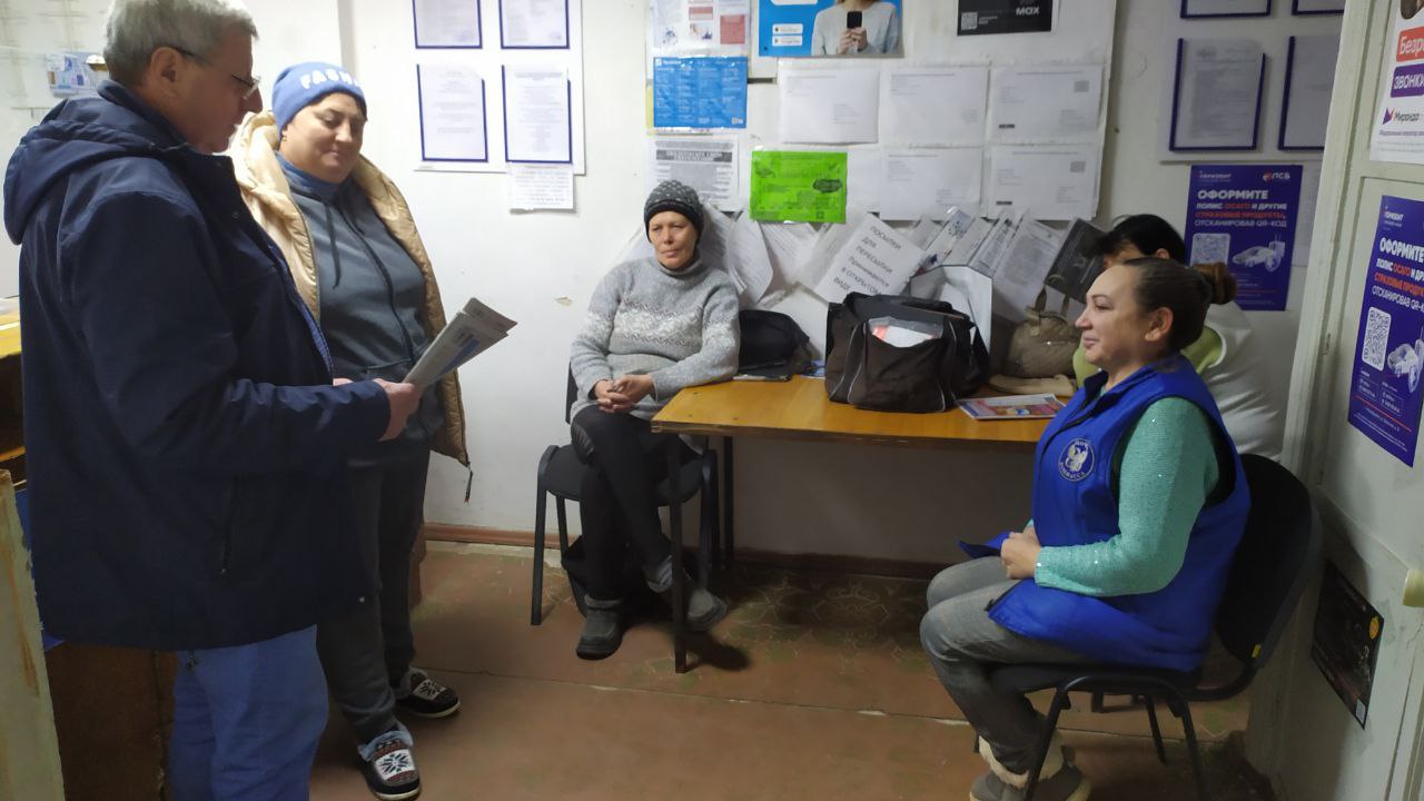 Начальник Новозарьевского территориального отдела Администрации Старобешевского муниципального округа Рапач Михаил провел встречу с трудовым коллективом ГУП Почта Донбасса ОПС села Новозарьевка