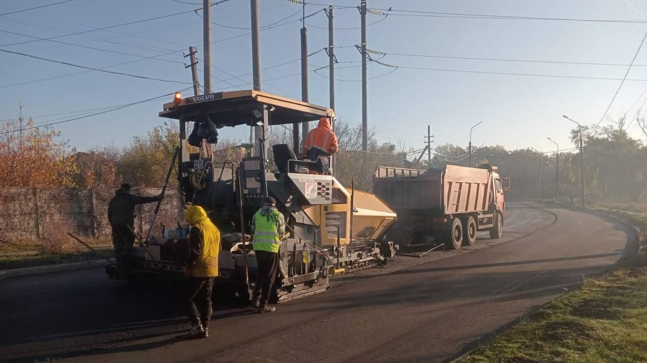 Специалисты Московской области продолжают восстанавливать улично-дорожную сеть подшефной Макеевки Специалисты Московской области продолжают восстанавливать улично-дорожную сеть подшефной Макеевки