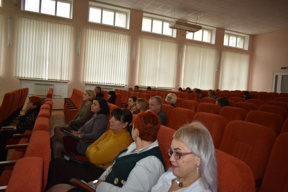 На расширенном аппаратном совещании с начальниками управлений, отделов, секторов администрации округа и руководителями учреждений рассмотрели ряд вопросов, среди которых руководитель отделения социальной защиты населения №... На расширенном аппаратном совещании с начальниками управлений, отделов, секторов администрации округа и руководителями учреждений рассмотрели ряд вопросов, среди которых руководитель отделения социальной защиты населения №...