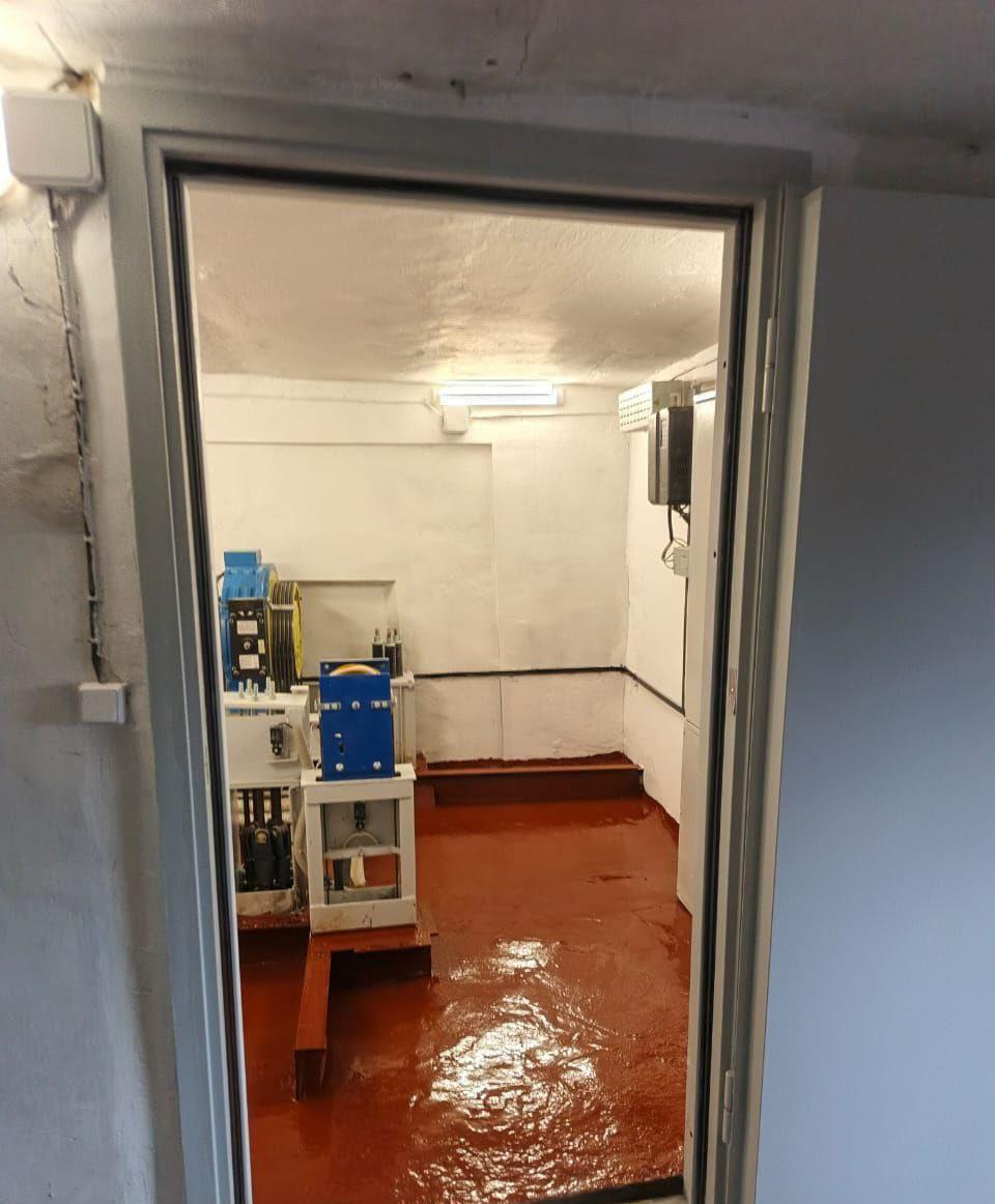 Хабаровские специалисты отремонтировали шахту лифта в больнице Дебальцево Хабаровские специалисты отремонтировали шахту лифта в больнице Дебальцево