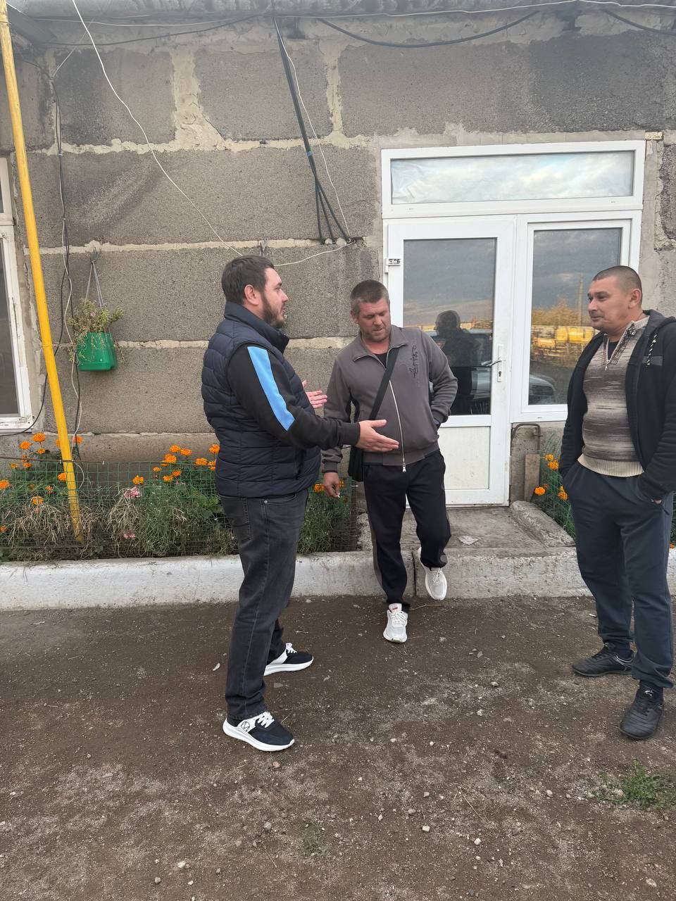 ВСТРЕЧИ С ЖИТЕЛЯМИ. 06 ноября 2025 года депутаты Ясиноватского муниципального совета Донецкой Народной Республики от фракции «Единая Россия» Антон Никитин и Микаэль Минасян провели встречу с жителями