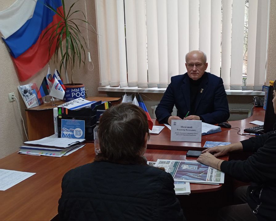 Елена Синецкая: Сегодня, 6 ноября, депутат Донецкого городского совета Владимир Мозговой провел прием граждан в рамках работы общественной приемной Всероссийской политической партии «Единая Россия» в Калининском... Елена Синецкая: Сегодня, 6 ноября, депутат Донецкого городского совета Владимир Мозговой провел прием граждан в рамках работы общественной приемной Всероссийской политической партии «Единая Россия» в Калининском...