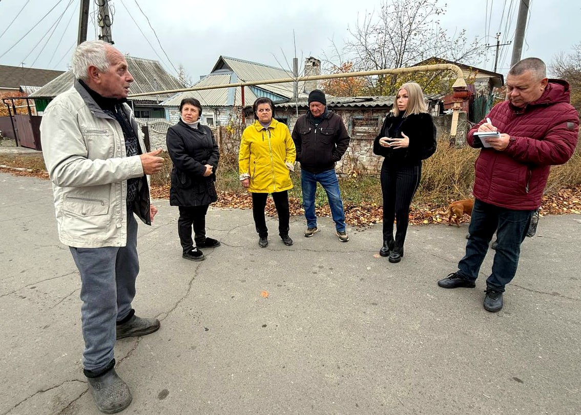 Иван Адамец: Первый заместитель руководителя управы Куйбышевского района, Алина Волкова и депутат Донецкого городского совета Герман Полунин провели встречу с жителями улицы Добронравова Иван Адамец: Первый заместитель руководителя управы Куйбышевского района, Алина Волкова и депутат Донецкого городского совета Герман Полунин провели встречу с жителями улицы Добронравова