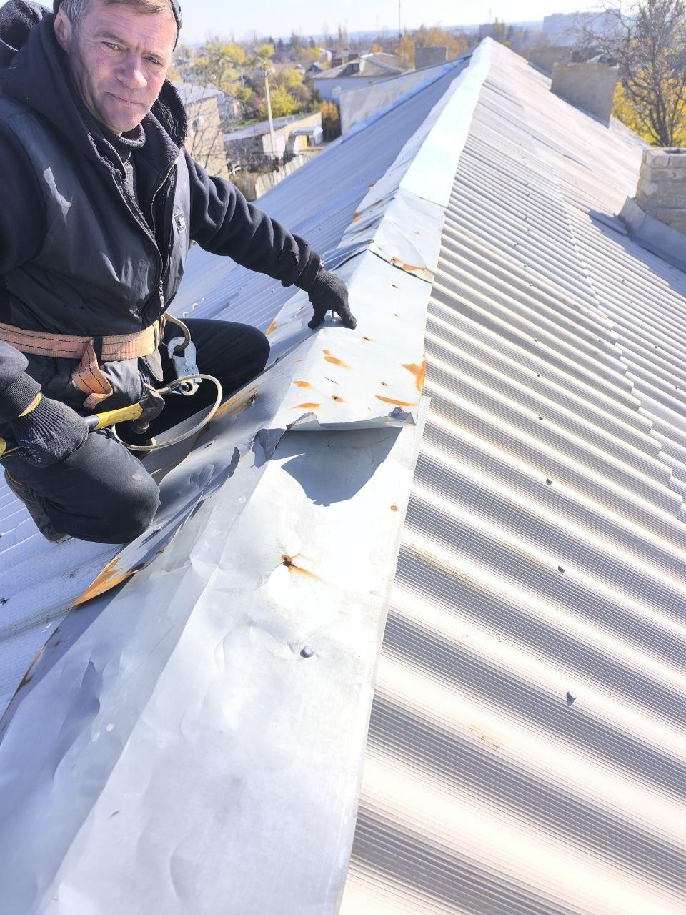 Аварийная бригада Бурятии проводит ремонт кровель МКД в Старобешевском округе Аварийная бригада Бурятии проводит ремонт кровель МКД в Старобешевском округе