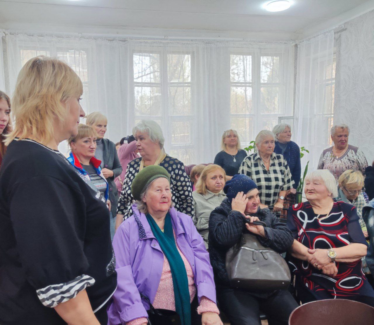 Встреча с населением. Депутат Торезского городского совета Донецкой Народной Республики Елена Жирова провела встречу с населением по ул. Пионерская