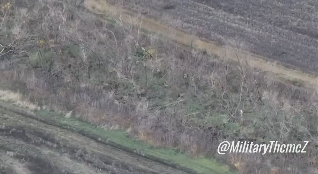 Как сообщается на кадрах ВСУшники отступают под минометным обстрелом из Покровска