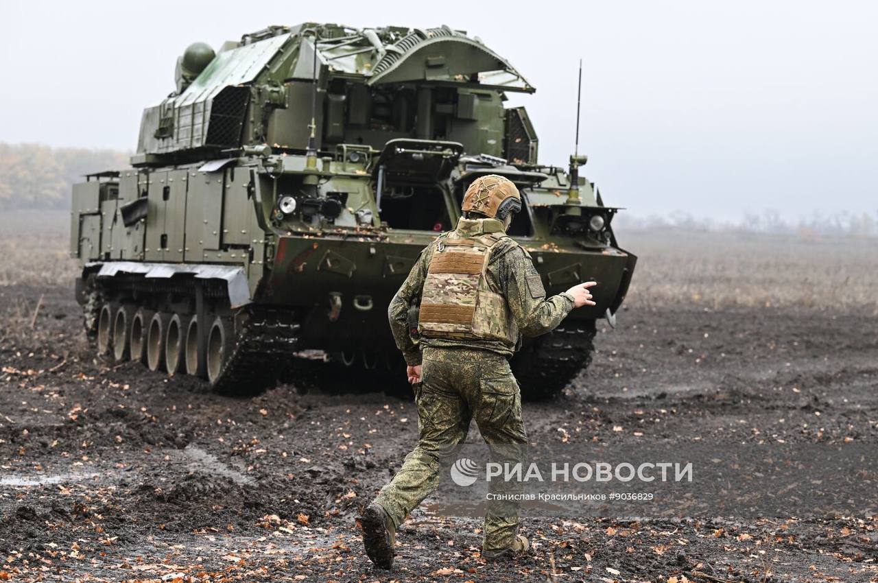 Боевое дежурство расчёта ЗРК "Тор-М2" группировки войск "Центр" на покровском направлении Боевое дежурство расчёта ЗРК "Тор-М2" группировки войск "Центр" на покровском направлении