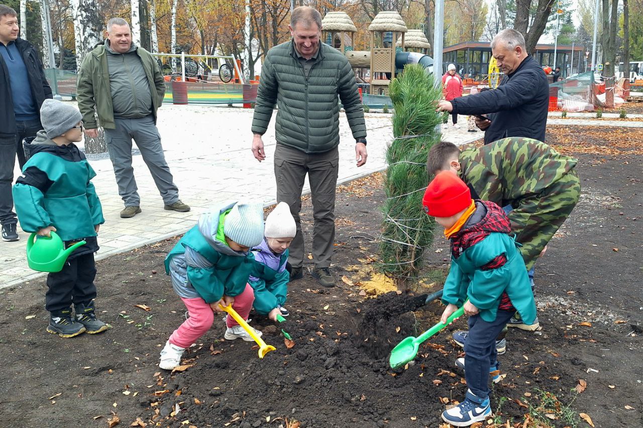 Александр Шатов: В Шахтерске высадили деревья в городском сквере Александр Шатов: В Шахтерске высадили деревья в городском сквере