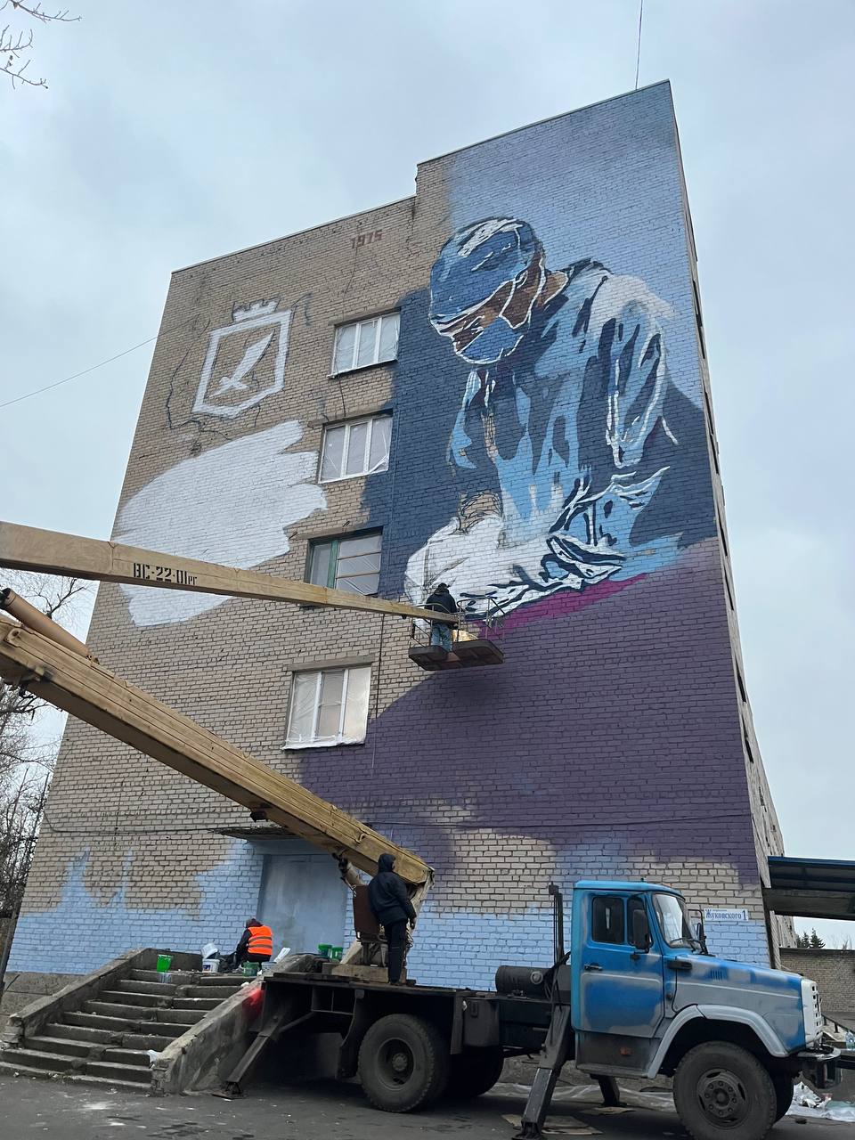 В ГБУ ДНР «ЦГБ города Харцызска» приступили к нанесению мурала