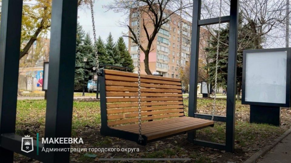 Строители из Югры установили малые архитектурные формы на Аллее Победы в Макеевке Строители из Югры установили малые архитектурные формы на Аллее Победы в Макеевке