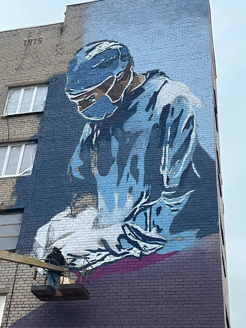 В ГБУ ДНР «ЦГБ города Харцызска» приступили к нанесению мурала В ГБУ ДНР «ЦГБ города Харцызска» приступили к нанесению мурала