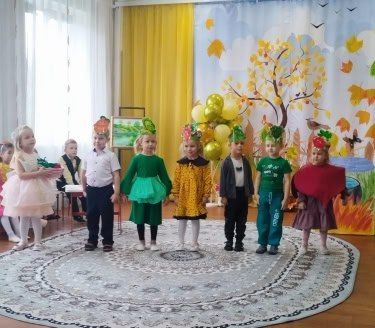 Ходила осень… Смеялась звонко, Листву раскрасив для детворы Ходила осень… Смеялась звонко, Листву раскрасив для детворы