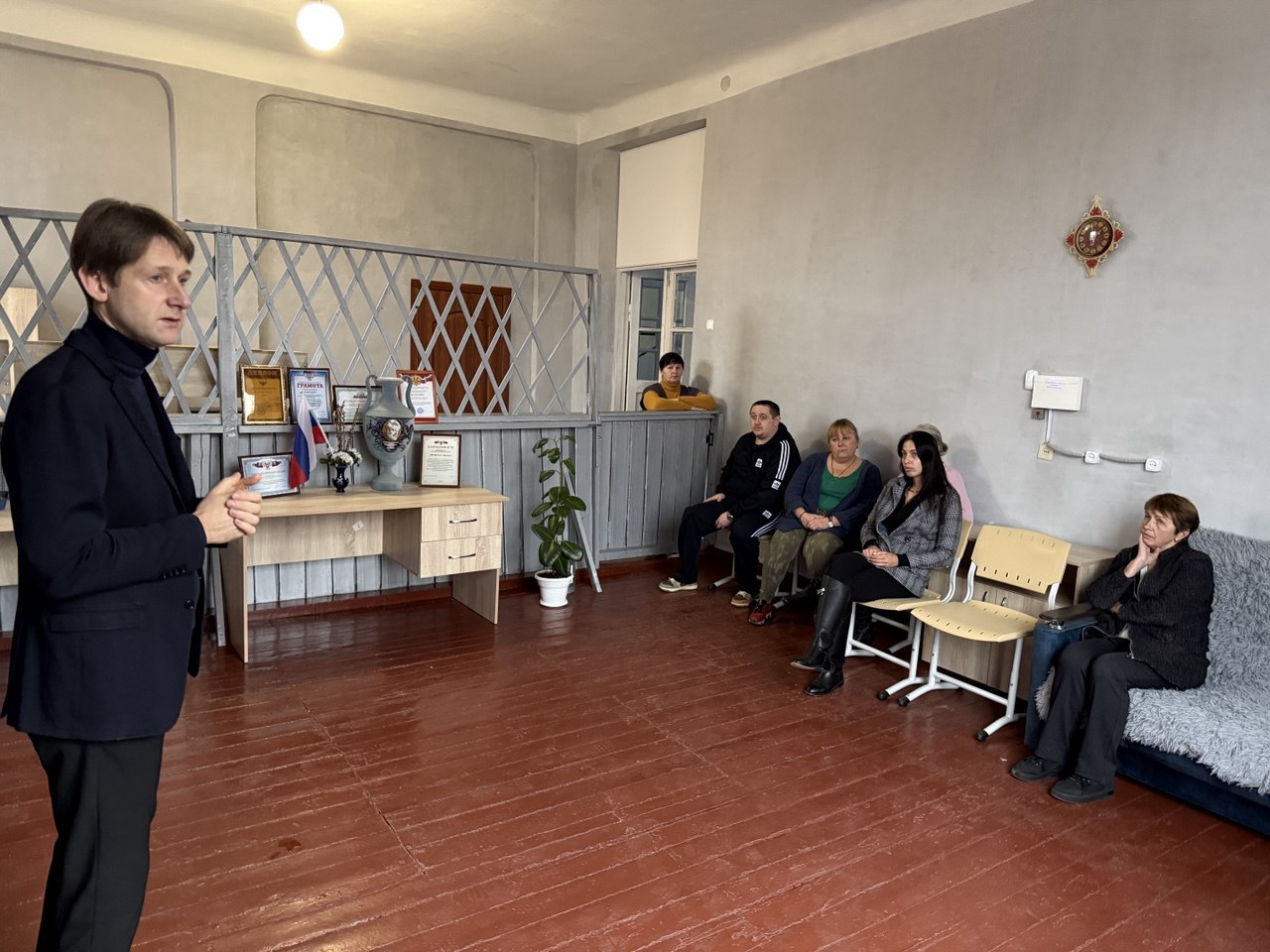 Сегодня, 6 ноября, первый заместитель руководителя Управы Кировского внутригородского района Администрации городского округа Макеевка Донецкой Народной Республики Алексей Еськов провел встречу с трудовым коллективом... Сегодня, 6 ноября, первый заместитель руководителя Управы Кировского внутригородского района Администрации городского округа Макеевка Донецкой Народной Республики Алексей Еськов провел встречу с трудовым коллективом...