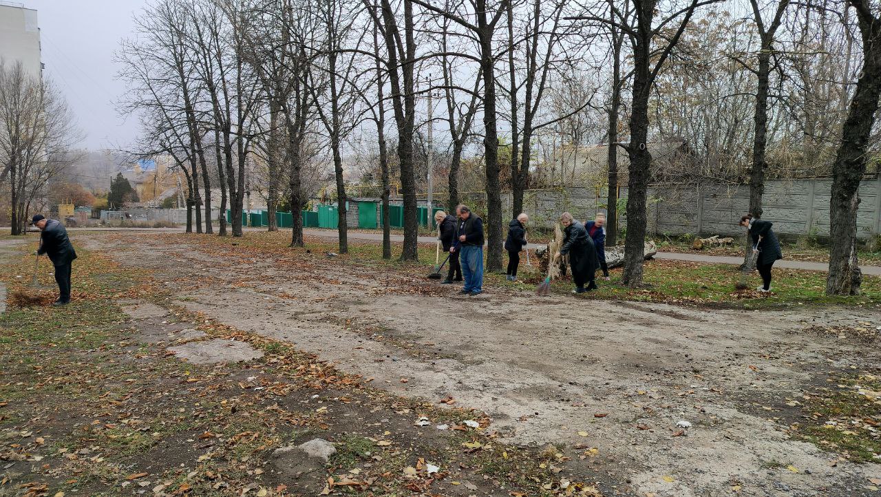 Сегодня, 6 ноября 2025 года, в рамках проекта «Городская среда», реализуемого Единой Россией , работники общеобразовательных учреждений Кировского района приняли участие в традиционной экологической акции «Чистый четверг»